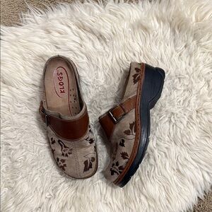 Klogs Austin Taupe Suede Tapestry Clogs‎ Women’s Size 7.5M
